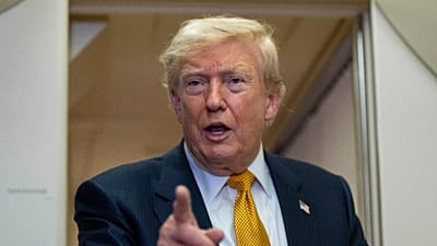 Donald Trump parle aux journalistes à bord d’Air Force One après son atterrissage à la base aérienne américaine de RAF Mildenhall, dans le Suffolk.