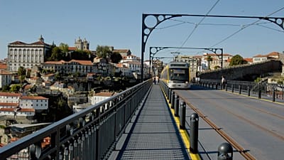 Archivaufnahme vom 18.09.2005: Stadtbahn Porto auf der Luís-I-Brücke