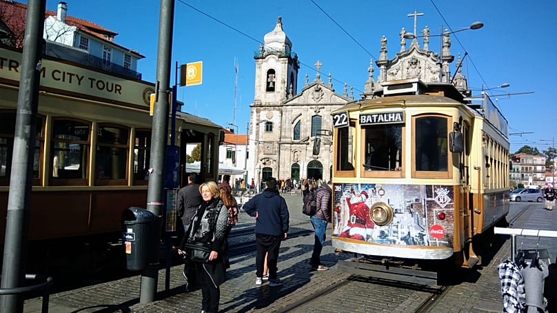 Archív felvétel (2017. 02. 02.). Villamos a Batalha tér felé Porto belvárosában
