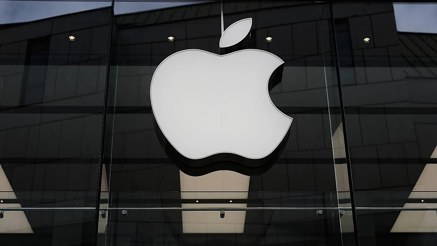 Il logo Apple è illuminato in un negozio a Monaco il 2 aprile 2026.