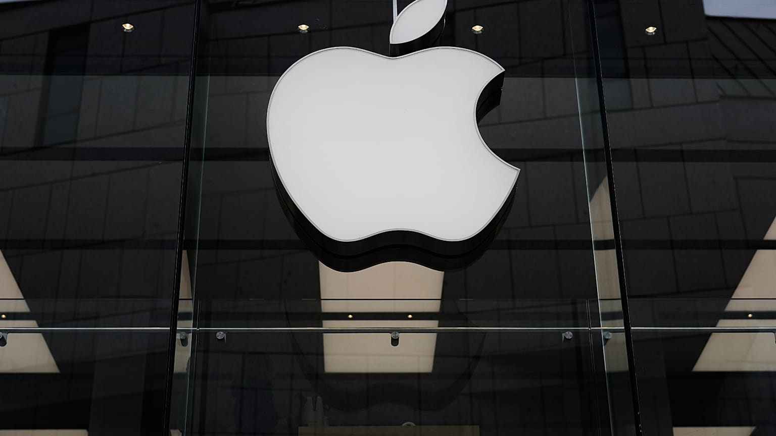 ARCHIVIO - Il logo di Apple è illuminato in un negozio a Monaco, il 2 aprile 2026.