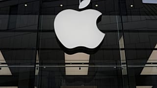 ARCHIV - Das Apple-Logo leuchtet in einem Geschäft in München, aufgenommen am zweiten April 2026.