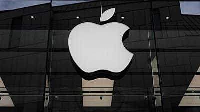 Le logo d’Apple est illuminé dans une boutique à Munich, le 2 avril 2026.