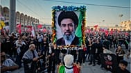 عکس مجتبی خامنه‌ای در مراسم تشییع پدرش
