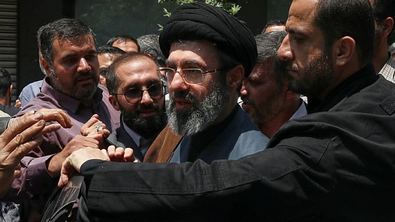 "سيحملون إلى قبورهم أمنيةَ أن يموتوا موتًا هانئًا".. مجتبى خامنئي يتوعد بالثأر من قتلة والده 