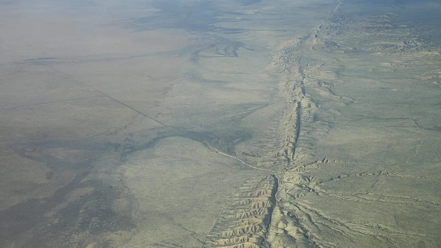 Carrizo Ovası'ndaki San Andreas fay bölgesinin havadan çekilmiş fotoğrafı. 
