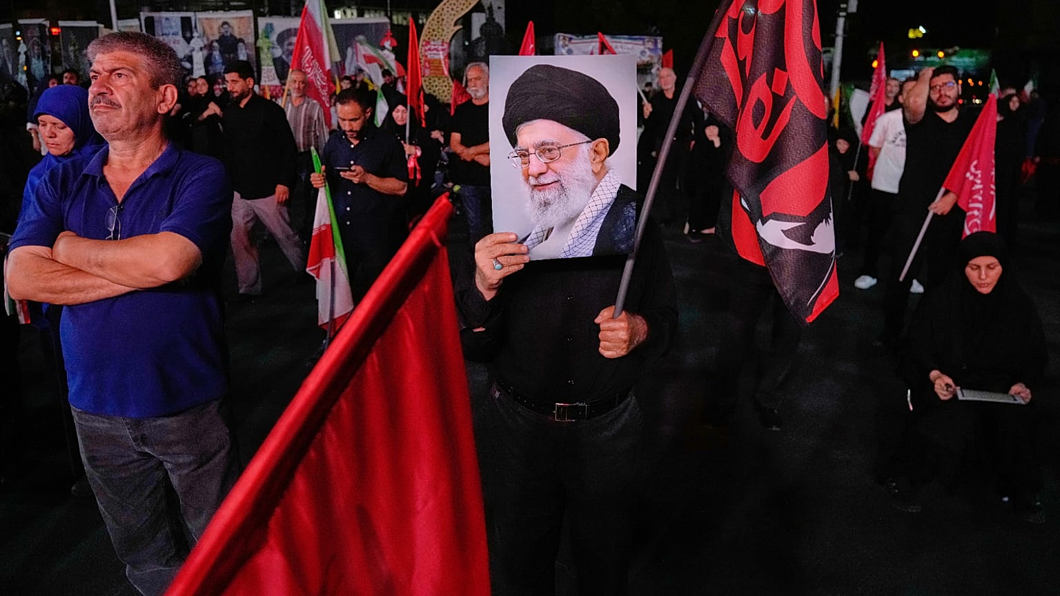رجل يحمل ملصقًا للمرشد الأعلى الإيراني الراحل آية الله علي خامنئي في تجمع لإحياء ذكراه في ساحة بطهران، السبت 11 يوليو 2026. (AP Photo/فاهد سليمي)