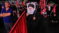 رجل يحمل ملصقًا للمرشد الأعلى الإيراني الراحل آية الله علي خامنئي في تجمع لإحياء ذكراه في ساحة بطهران، السبت 11 يوليو 2026. (AP Photo/فاهد سليمي)