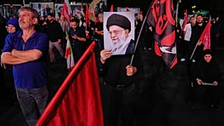 رجل يحمل ملصقًا للمرشد الأعلى الإيراني الراحل آية الله علي خامنئي في تجمع لإحياء ذكراه في ساحة بطهران، السبت 11 يوليو 2026. (AP Photo/فاهد سليمي)