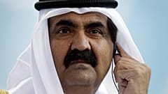 أمير قطر الشيخ حمد بن خليفة آل ثاني يرتدي سماعة ترجمة خلال مؤتمر صحفي مشترك مع المستشارة الألمانية أنجيلا ميركل بعد اجتماع في المستشارية في برلين، ألمانيا