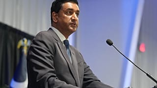 النائب رو خانا، ديمقراطي من كاليفورنيا، يلقي كلمة أمام المندوبين في مؤتمر الحزب الديمقراطي في ولاية كارولينا الجنوبية، السبت 30 مايو 2026، في كولومبيا، ساوث كارولينا (AP Photo