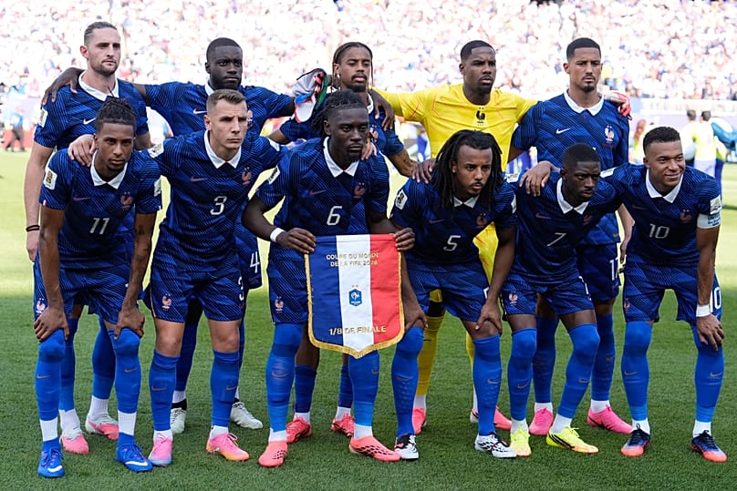 Les joueurs de l’équipe de France posent pour la photo de groupe avant leur match de huitièmes de finale de la Coupe du monde face au Paraguay, à Philadelphie, le 4 juillet.