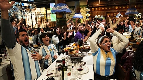 Fans verfolgen im Restaurant in Buenos Aires das WM-Viertelfinale zwischen Argentinien und der Schweiz.