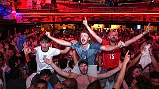 Adeptos festejam vitória da Inglaterra após transmissão do jogo dos quartos de final do Mundial 2026 entre Noruega e Inglaterra no The Clapham Grand