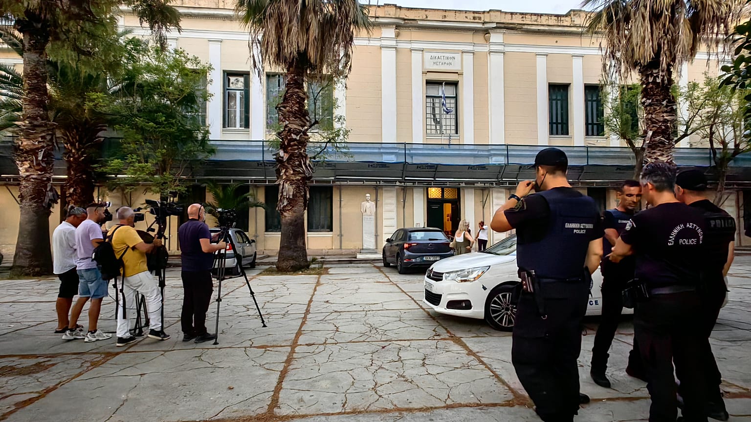 Δημοσιογράφοι κάνουν ρεπορτάζ έξω από το Δικαστικό Μέγαρο Ναυπλίου, κατά την ανακοίνωση προφυλάκισης των δύο αστυνομικών