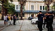 Δημοσιογράφοι κάνουν ρεπορτάζ έξω από το Δικαστικό Μέγαρο Ναυπλίου, κατά την ανακοίνωση προφυλάκισης των δύο αστυνομικών