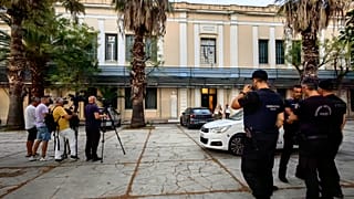 Δημοσιογράφοι κάνουν ρεπορτάζ έξω από το Δικαστικό Μέγαρο Ναυπλίου, κατά την ανακοίνωση προφυλάκισης των δύο αστυνομικών