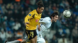 ARQUIVO (05.12.2007). Tomas Sedlacek, de Mlada Boleslav, à direita, e Emanuel de Jesus Bonfim Evaristo «Manu», do AEK de Atenas, disputam a bola em jogo da Taça UEFA.
