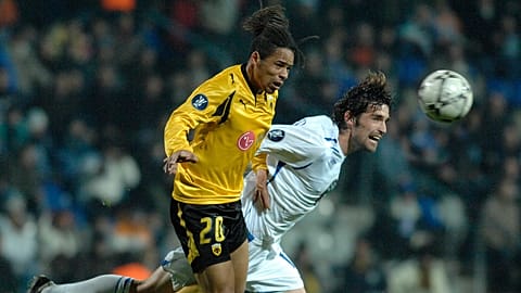 ARQUIVO (05.12.2007). Tomas Sedlacek, de Mlada Boleslav, à direita, e Emanuel de Jesus Bonfim Evaristo «Manu», do AEK de Atenas, disputam a bola em jogo da Taça UEFA.