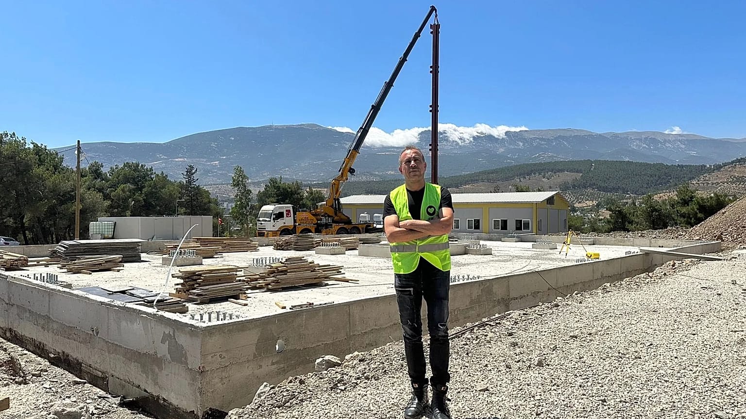Haluk Levent, kurucusu olduğu sivil toplum kuruluşu Ahbap ile 6 Şubat depremlerinin etkili olduğu Hatay'da, 7 Temmuz 2023.