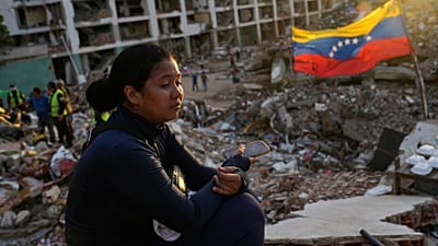 La familia Núñez busca a un familiar entre los escombros de un edificio derrumbado a causa de los terremotos en La Guaira, Venezuela, el jueves 9 de julio de 2026.