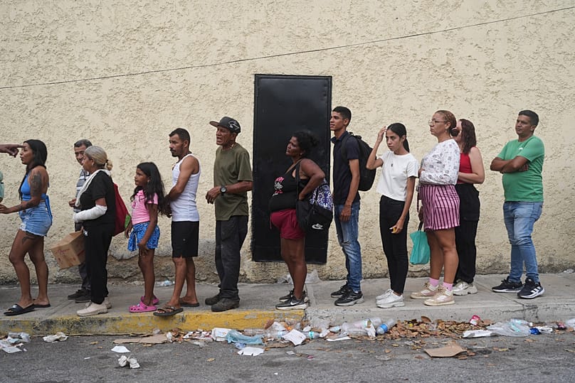 Las personas afectadas por los terremotos hacen cola para recibir ayuda humanitaria de EE.UU. en La Guaira, Venezuela, el jueves 9 de julio de 2026.