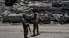 جنود من الجيش اللبناني يقفون أمام منزل دمرته المواجهات الأخيرة بين حزب الله والجيش الإسرائيلي في بلدة دبين جنوب شرقي لبنان، عقب انسحاب القوات الإسرائيلية.