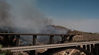 Spain wildfire: Firefighters gain ground as Almería evacuees return home