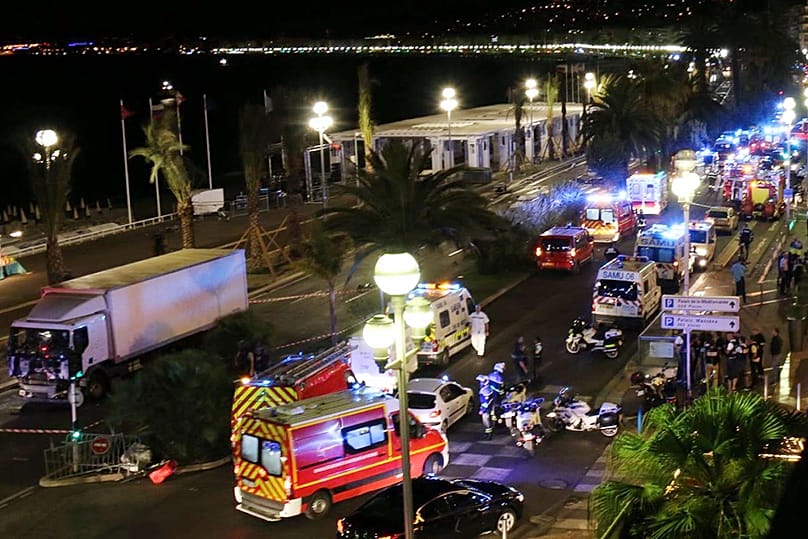 Les véhicules des services d'urgence interviennent sur les lieux après qu'un camion a foncé dans la foule, à Nice, le jeudi 14 juillet 2016