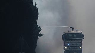 Πυροσβέστες επιχειρούν σε δασική πυρκαγιά στο Ιλ-σιρ-Τε, στη νότια Γαλλία, τη Δευτέρα 6 Ιουλίου 2026. (Φωτογραφία AP/Thibault Camus)