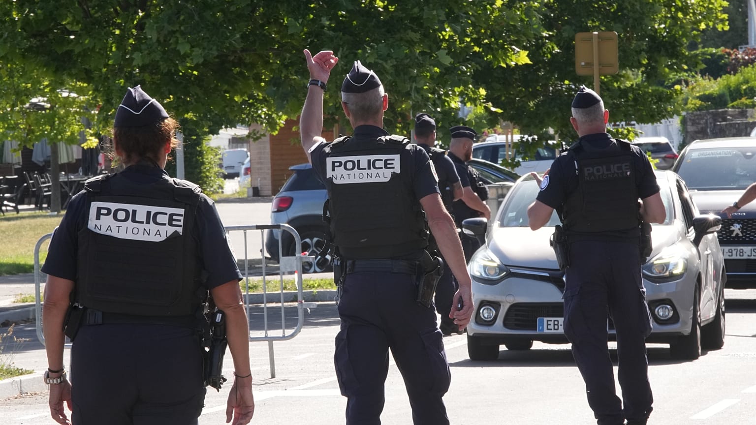 Des policiers contrôlent des véhicules à un poste de contrôle avant le sommet du G7 à Évian-les-Bains, en France, le lundi 15 juin 2026