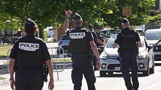 Des policiers contrôlent des véhicules à un poste de contrôle avant le sommet du G7 à Évian-les-Bains, en France, le lundi 15 juin 2026