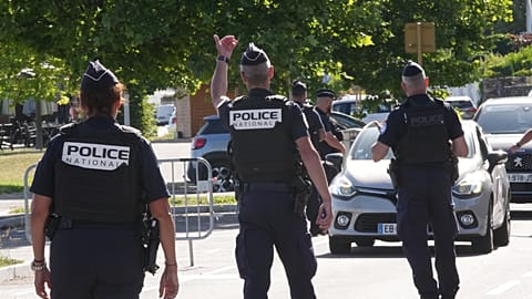 Des policiers contrôlent des véhicules à un poste de contrôle avant le sommet du G7 à Évian-les-Bains, en France, le lundi 15 juin 2026