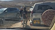 في هذه الصورة التي قدمها كاميرون كاسكي، يقطع مسلحون الطريق ويوقفون المركبات التي تقل عضو مجلس النواب الأمريكي رو خانا (ديمقراطي عن ولاية كاليفورنيا) والوفد المرافق له، بالقرب 