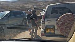 في هذه الصورة التي قدمها كاميرون كاسكي، يقطع مسلحون الطريق ويوقفون المركبات التي تقل عضو مجلس النواب الأمريكي رو خانا (ديمقراطي عن ولاية كاليفورنيا) والوفد المرافق له، بالقرب 