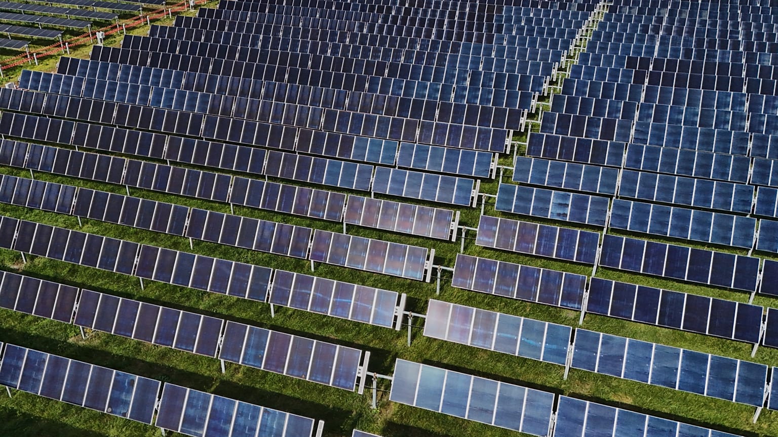 Una serie de paneles solares.