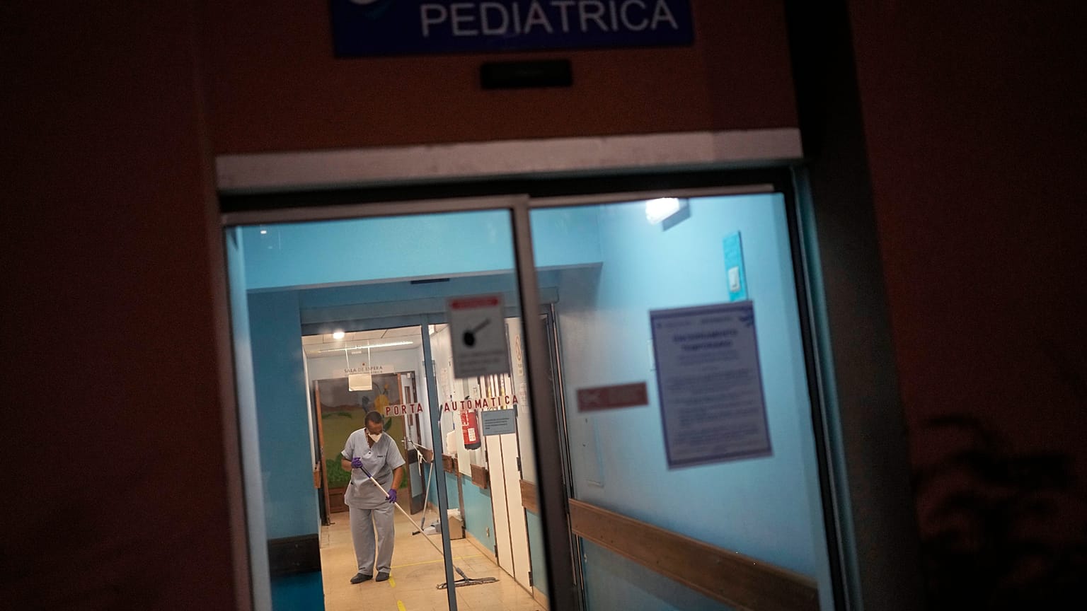 Mitarbeiter wischt Boden am Eingang der Kinder-Notaufnahme im Krankenhaus Garcia de Orta in Almada südlich von Lissabon, am 30. November 2021.