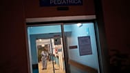 Υπάλληλος καθαρίζει το πάτωμα στην είσοδο των παιδιατρικών επειγόντων του νοσοκομείου Γκαρσία ντε Όρτα στο Αλμάδα, 30/11/2021