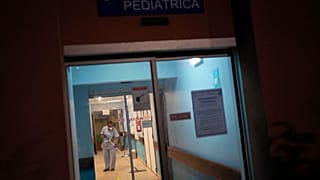 Funcionário limpa o chão junto à entrada do serviço de urgências pediátricas do Hospital Garcia de Orta, em Almada, a sul de Lisboa, na terça-feira, 30 de novembro de 2021. 