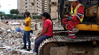 Venezuela : dans les décombres, les familles recherchent les corps de leurs proches