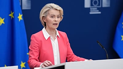 La présidente de la Commission européenne, Ursula von der Leyen, parle d'un rapport sur la sécurité des enfants en ligne à Bruxelles, le lundi 13 juillet 2026