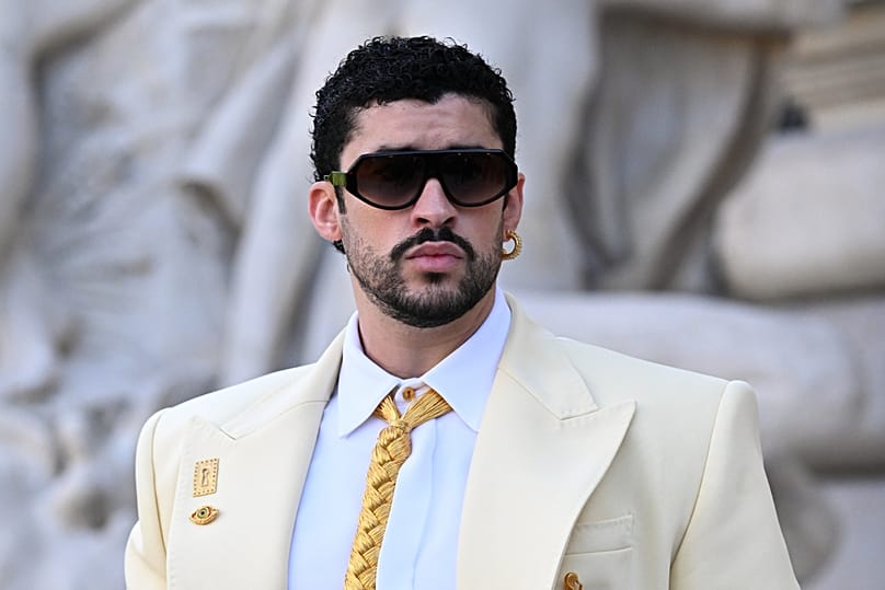 Bad Bunny, Paris'te düzenlenen Schiaparelli Haute Couture Sonbahar/Kış 2026-2027 Kadın Koleksiyonu defilesine katıldı, 6 Temmuz 2026.