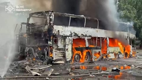 На видео: мирные жители укрываются во время удара РФ по Сумам