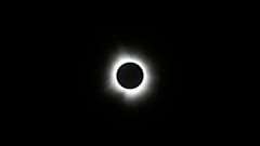 A Lua encobre o Sol durante um eclipse solar total na segunda-feira, 8 de abril de 2024, visto de Carbondale, Illinois