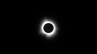 La luna cubre el sol durante un eclipse solar total el lunes 8 de abril de 2024, visto desde Carbondale, Illinois