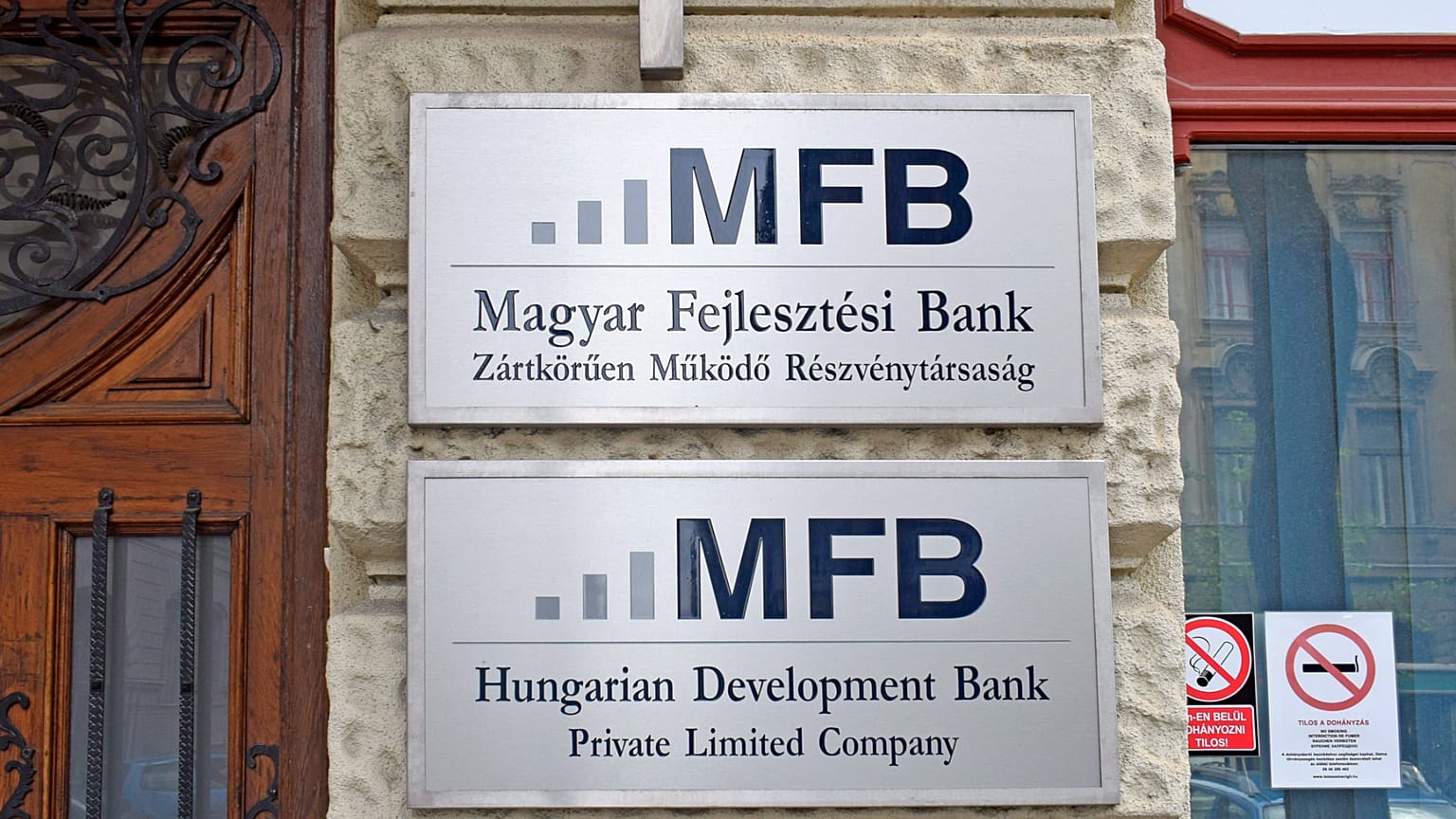 ARCHÍV: cégtábla a Magyar Fejlesztési Bank Zrt. épületének falán - 2017. április 29.
