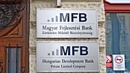 ARCHÍV: cégtábla a Magyar Fejlesztési Bank Zrt. épületének falán - 2017. április 29.