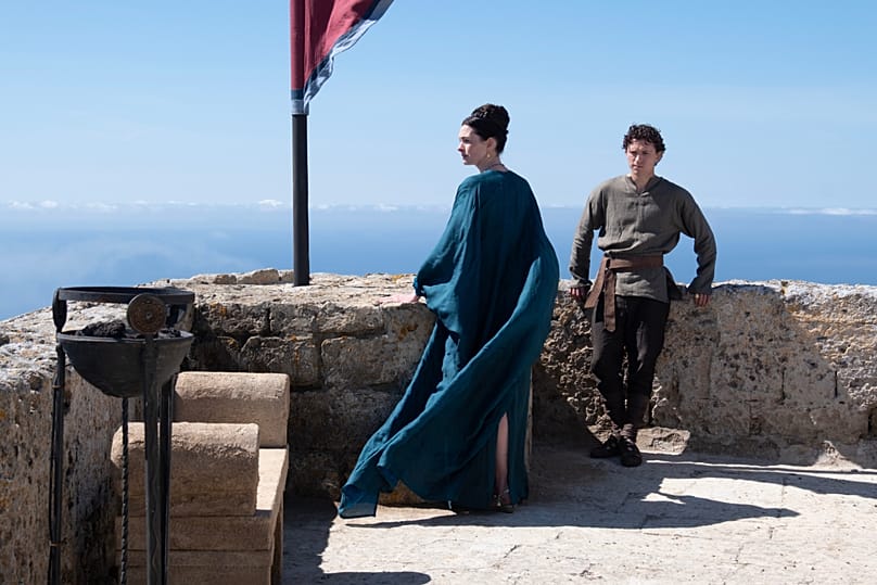 Anne Hathaway Penelope, Tom Holland Telemachus rollerinde.