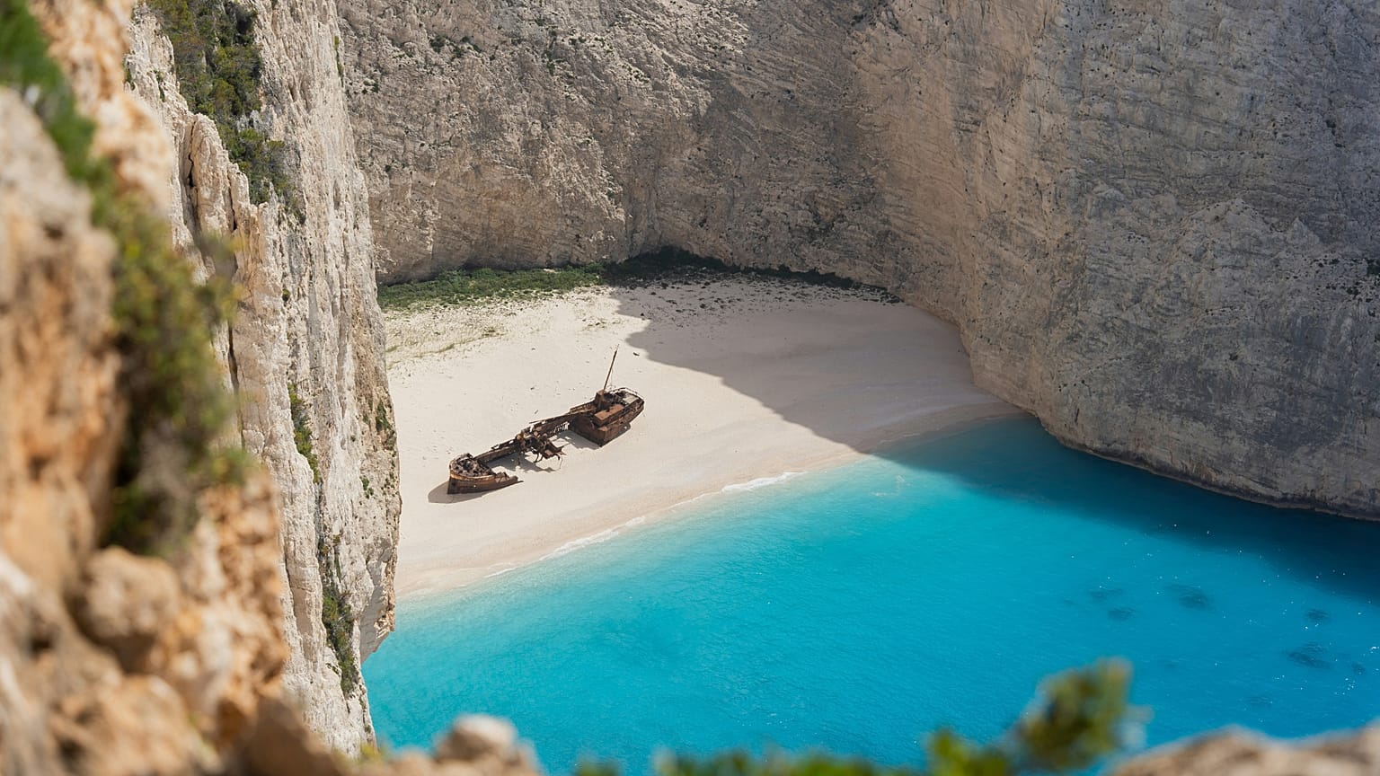 La emblemática playa de Navagio, en Zakynthos, atrae cada año a miles de turistas, aunque permanece cerrada en la temporada de verano de 2026.
