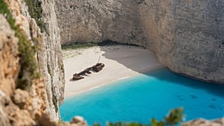 Η εμβληματική παραλία Ναυάγιο της Ζακύνθου προσελκύει κάθε χρόνο χιλιάδες τουρίστες, αλλά παραμένει κλειστή για τη θερινή περίοδο 2026